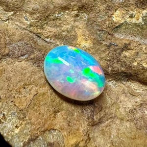 Opale di base Welo, cabochon di opale, pietra di fuoco multiplo, pietra portafortuna di ottobre, cabochon di opale naturale, pietra preziosa sciolta, dimensioni 11X9X5 mm, ct. 2,10 ovale