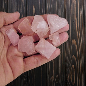 Quarzo rosa non tagliato grezzo 2 pezzi di pietre preziose sfuse, dimensioni approssimative da 10 a 30 mm, cristallo curativo grezzo.