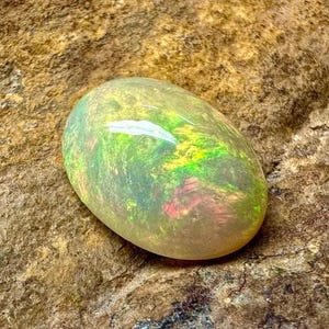 Cabochon di opale, pietra di fuoco multiplo, pietra portafortuna di ottobre, cabochon di opale naturale, opale di base Welo, pietra preziosa sciolta, dimensioni 13X9X5 mm, ct. 3,00 ovale