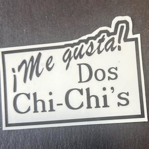 以下が含まれることがあります： 「¡Me gusta! Dos Chi-Chi's」と黒文字で書かれた白いステッカー