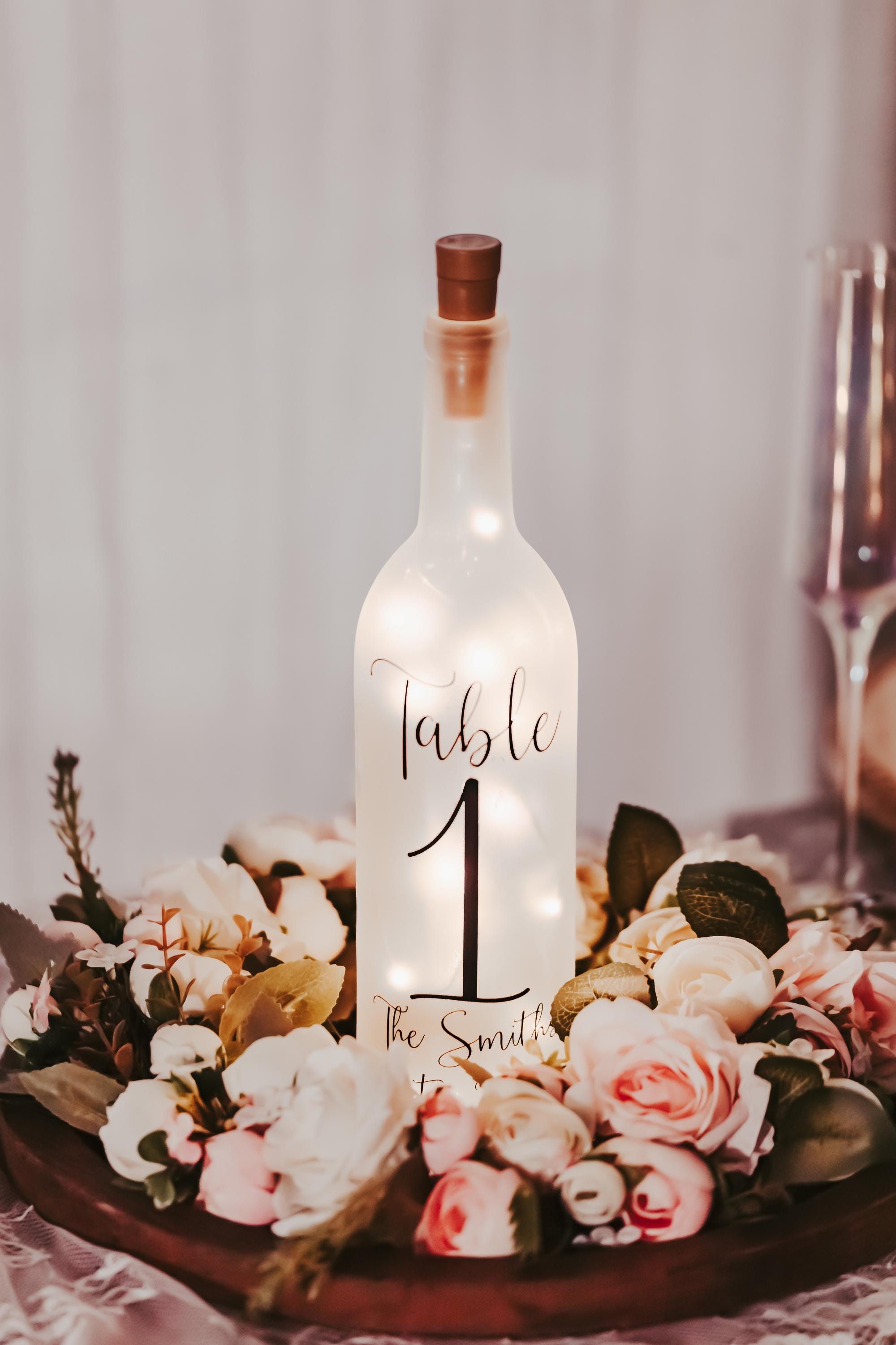 ウェディングテーブルナンバー - ライトアップワインボトル