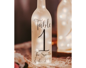 Botella de vino iluminada, números de mesa de boda, decoración de mesa de boda, centros de mesa de boda, decoración de mesa de boda rústica, decoración de boda rústica