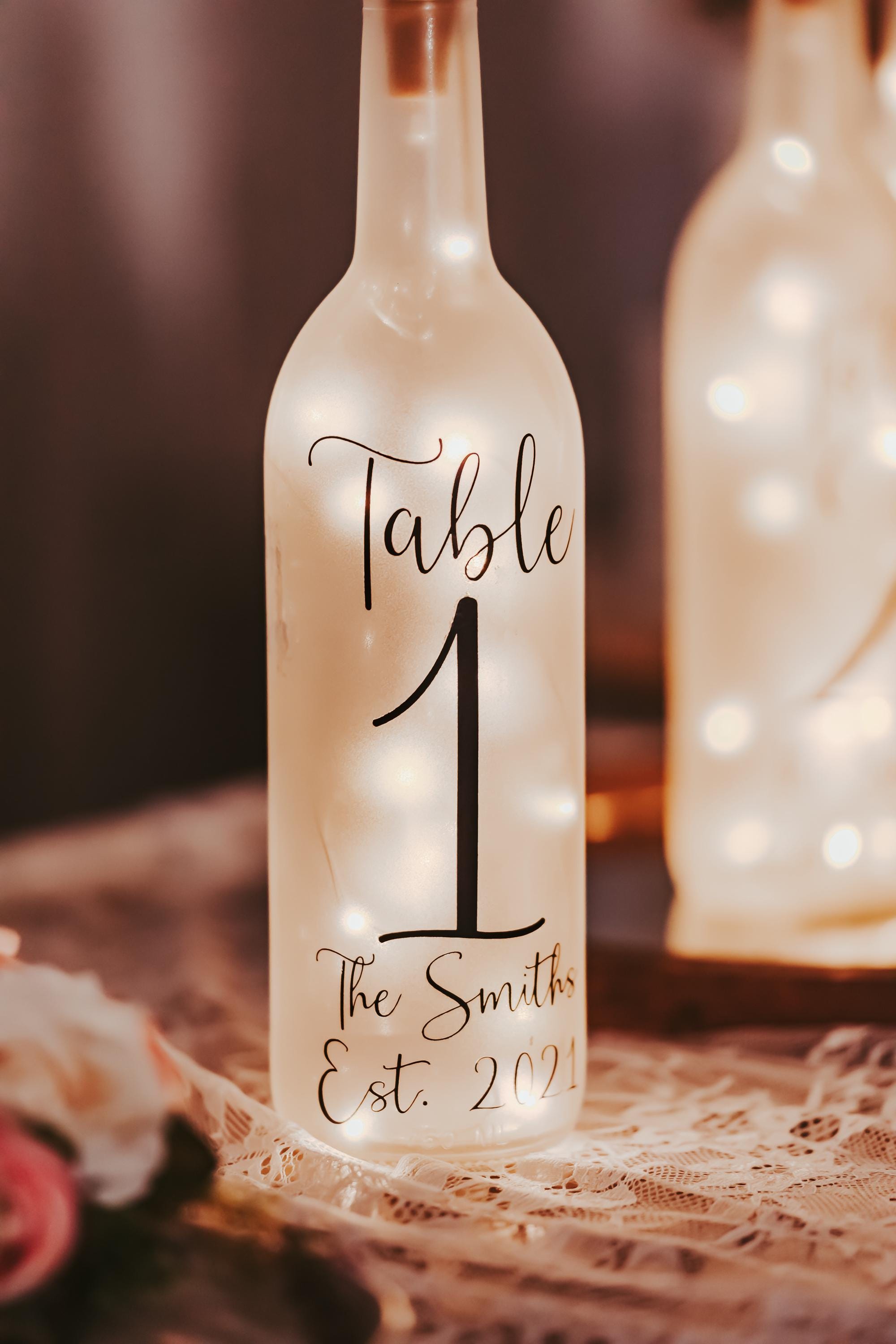 ウェディングテーブルナンバー - ライトアップワインボトル