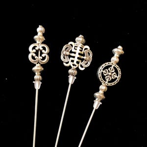 Tibetanska hattnålar i silver. Ett urval av 3 vackra designer i olika längder.