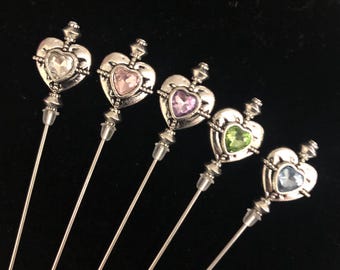 Alfileres de plata tibetana con forma de corazón para sombrero, solapa, hijab o corbata. Disponibles en 5 colores y 2 longitudes.