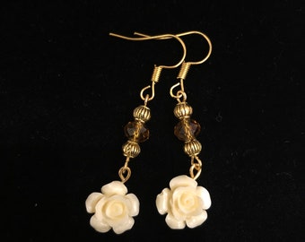 Creme Rose Blume und Gold Perlen Tropfen Ohrringe