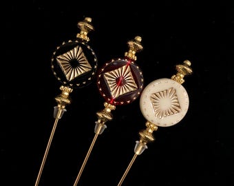 Spilloni neri, rossi o crema e oro in una scelta di lunghezze