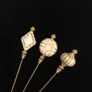 Alfileres para sombrero/solapa/hiyab con diseño en marfil y dorado: Una selección de 3 hermosos diseños en 2 longitudes.