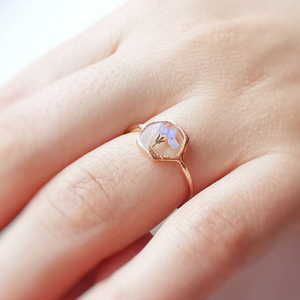 Hexagon forget me not ring, Pressed forget me not flower ring, Valentina gift, Terrarium ring, Real flower ring, Resin jewelry. Gift for Her