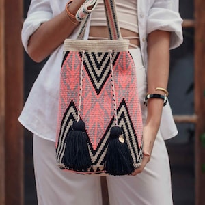 Bolso WAYUU más vendido de comercio justo, bandolera de ganchillo original, bolso de cubo colombiano hecho a mano, bolso ético, mochila artesanal imagen 1