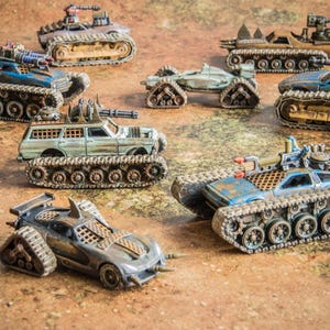 Puede incluir: Una colecci&oacute;n de siete veh&iacute;culos de combate en miniatura postapocal&iacute;pticos con diversos dise&ntilde;os, que incluyen tanques con orugas, coches blindados con armamento montado y autom&oacute;viles modificados con parachoques de p&uacute;as y rejillas met&aacute;licas.
