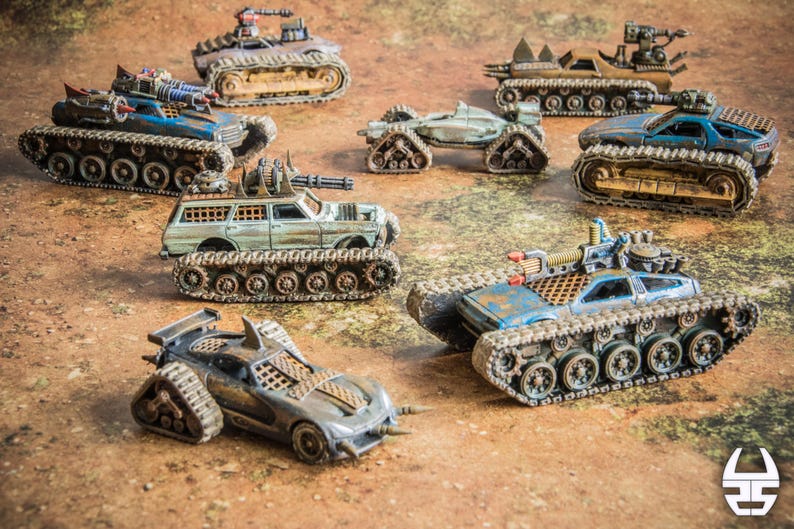 Puede incluir: Una colecci&oacute;n de siete veh&iacute;culos de combate en miniatura postapocal&iacute;pticos con diversos dise&ntilde;os, que incluyen tanques con orugas, coches blindados con armamento montado y autom&oacute;viles modificados con parachoques de p&uacute;as y rejillas met&aacute;licas.