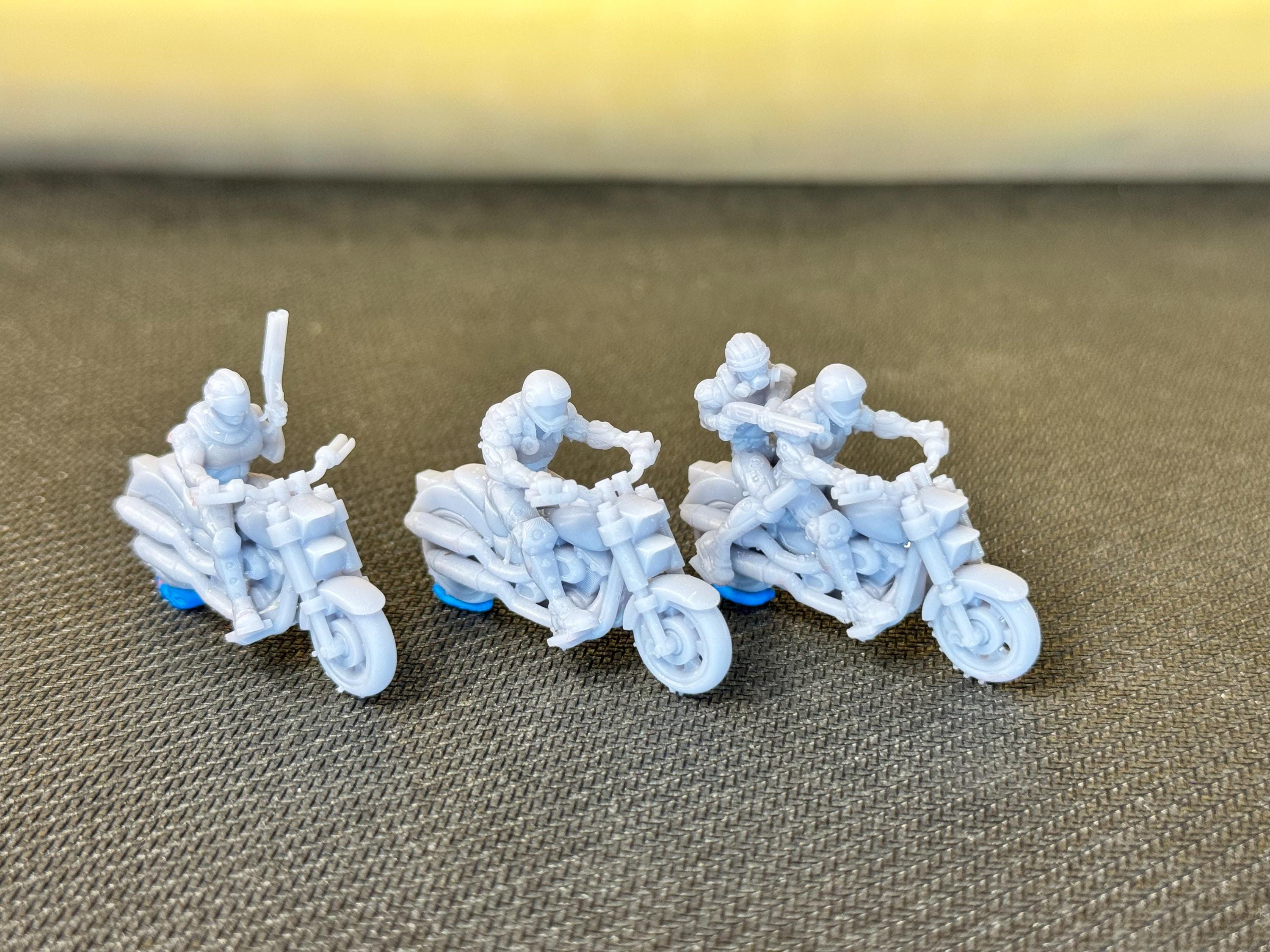 Moto miniature Kawasaki ZX9R verte - échelle 1-12 environ - carénage détaillé - échappement silver - disques de frein - 17 cm Moto miniature Kawasaki ZX9R verte - échelle 1-12 environ - carénage détaillé - échappement silver - disques de frein - 17 cm