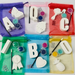 Kit de manualidades con letras en bolsa de organza, regalo con iniciales, juego de pintura, idea para fiestas de manualidades, juego de actividades para niños