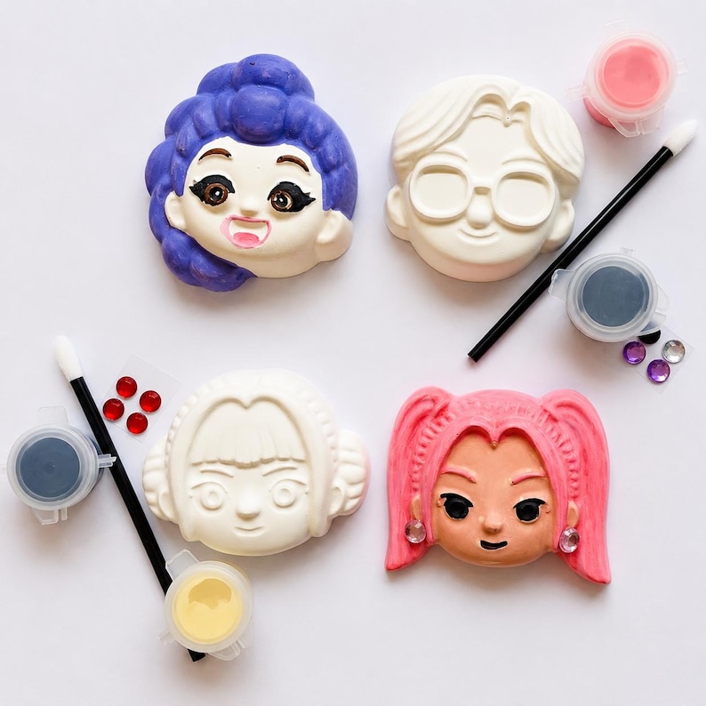 Pode incluir: Um kit de artesanato com quatro rostos de personagens esculpidos, dois pinc&eacute;is pretos, quatro pequenos potes de tinta nas cores rosa, preta, amarela e branca, e v&aacute;rios pequenos strass adesivos nas cores vermelha, roxa e transparente.