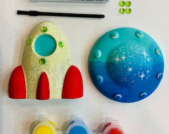 宇宙テーマパーティーバッグ - ロケット宇宙船クラフトキット - ペイントセット - ユニークな記念品/詰め物 - クラフトパーティーのアイデア - 子供用アクティビティセット - 男の子用パーティーバッグ