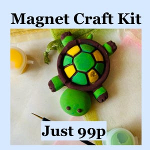 Op de afbeelding: Een groene schildpad magneet knutselset met een bruin schild, gele en groene accenten, en de tekst "Magnet Craft Kit". De set bevat verf en een penseel. De tekst "Just 99p" is ook zichtbaar.