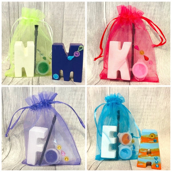 Cadeau unique pour sac de fête/Remplissages-lettre kit de création dans un sac cadeau en organza-initiale-ensemble de créations Ensemble de peinture-Idée de création de fête-ensemble d'activités pour enfants