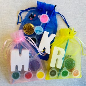 Kit de artesanía de letras en bolsa de regalo de organza-inicial-bolsa de fiesta única favor/rellenos-juego de pintura-idea de fiesta artesanal-conjunto de actividades para niños