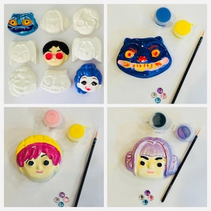 以下が含まれることがあります： 石膏製の顔の型で、一部は塗装されており、絵の具のポット、筆、装飾用の宝石が付属しています。型には、青い猫の顔、黄色の髪の顔、紫の髪の顔が含まれています。絵の具の色は青、黄色、ピンク、紫です。