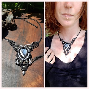 Peut inclure: Un collier en macramé noir avec un pendentif argenté orné d'une pierre précieuse blanche et grise. Le collier est présenté sur une surface en bois et sur une personne portant une chemise noire.