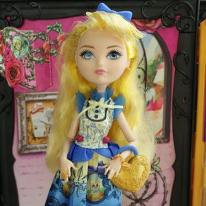 Ever After High Core Royals and Rebels Ola 1 Primer Capítulo Muñeca Blondie Lockes con anillo Mattel 2013 #4