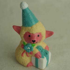 Può includere: Un set di tre ciotole impilabili in ceramica nei toni del blu, verde e bianco. Le ciotole presentano una smaltatura maculata e un design semplice e moderno. La ciotola più grande ha un diametro di circa 18 cm.
