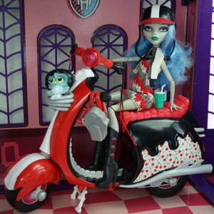Monster High Scooter & Ghoulia Yelps doll and Sir Hoots-A-Lot Mattel 2012 #3