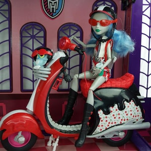 Monster High Scooter & Ghoulia Yelps doll and Sir Hoots-A-Lot Mattel 2012 #1