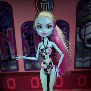 Monster High Abbey Bominable Skull Shores doll 2011 #6