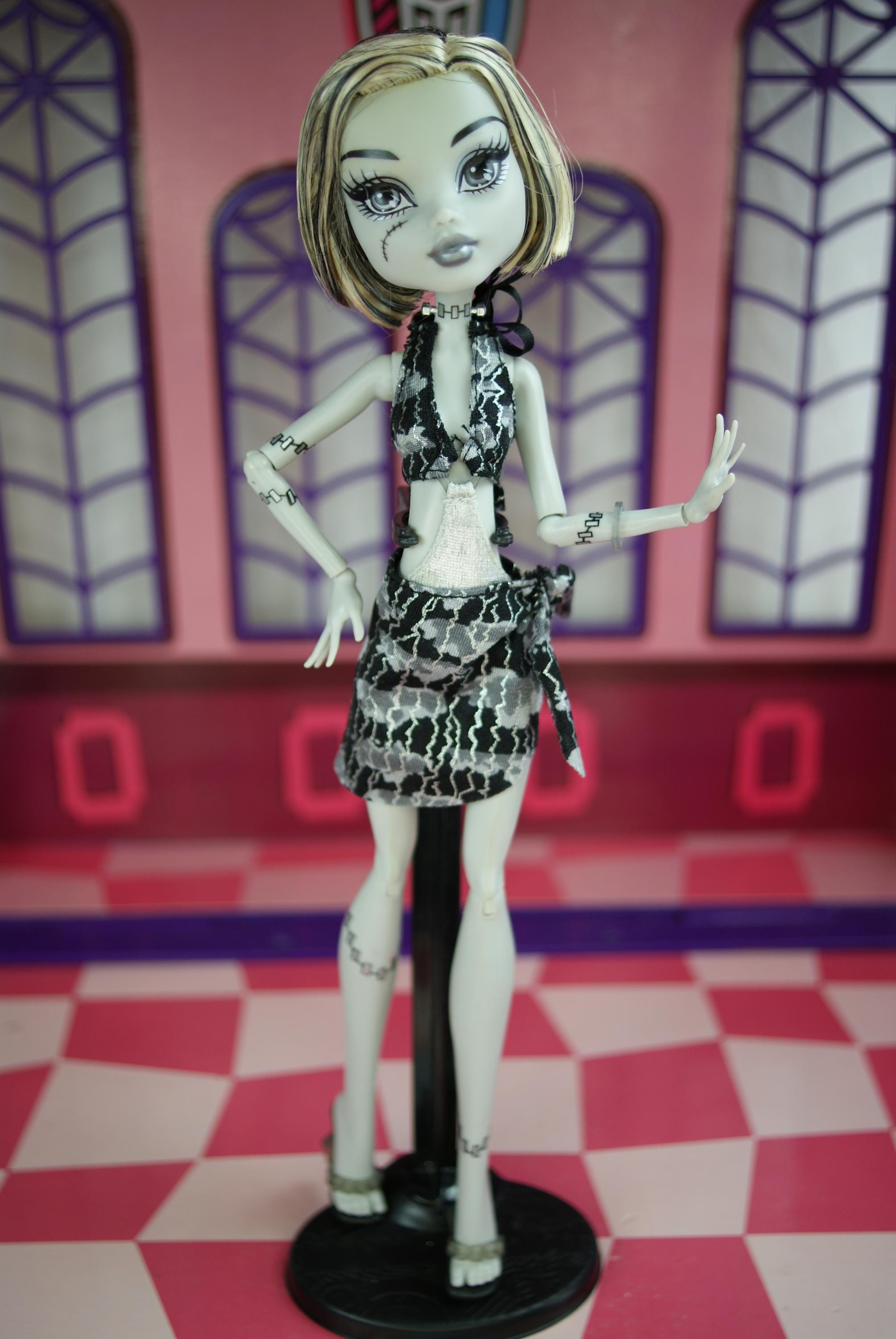 Monster High Skull Shores Frankie Stein Black and White Doll