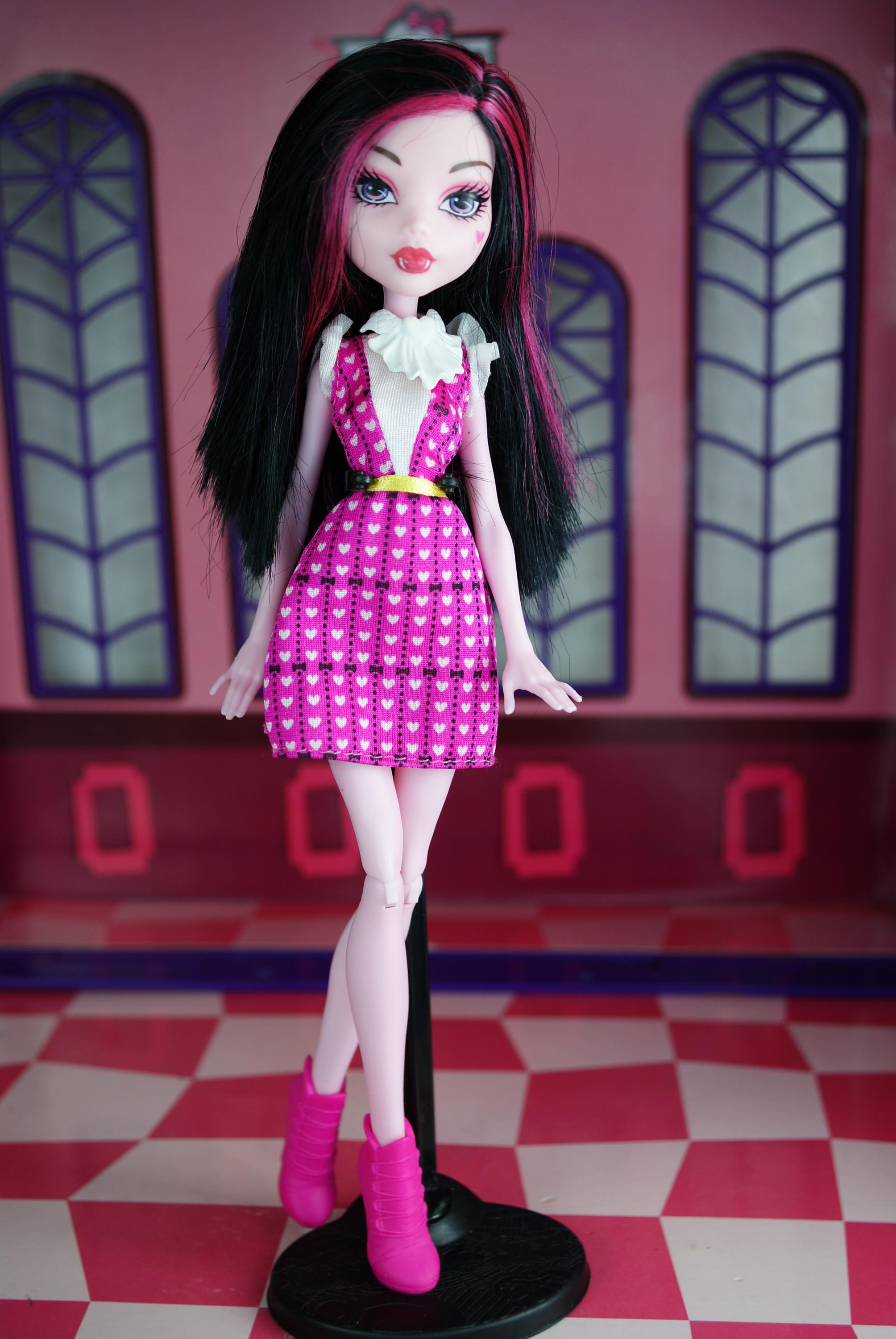 draculaura pink dress Monster High Monster Ball Draculaura . . I thought I'd let's y'all enjoy these pics of Draculaura today while I finish up editing her review! Also, yes I used G1 Clawd cause