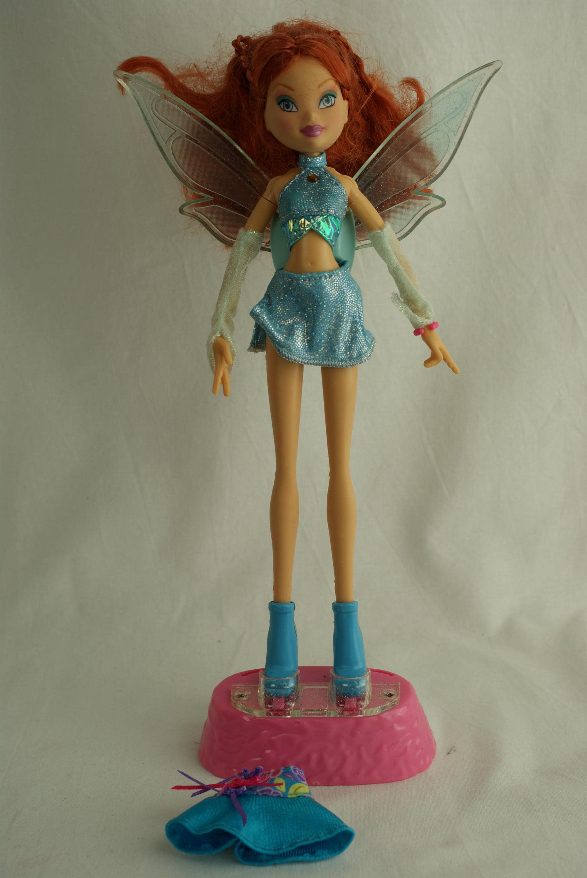 Mattel Winx Club Magic Winx Flora Doll Wings Dress Shoes Earrings Necklace (A