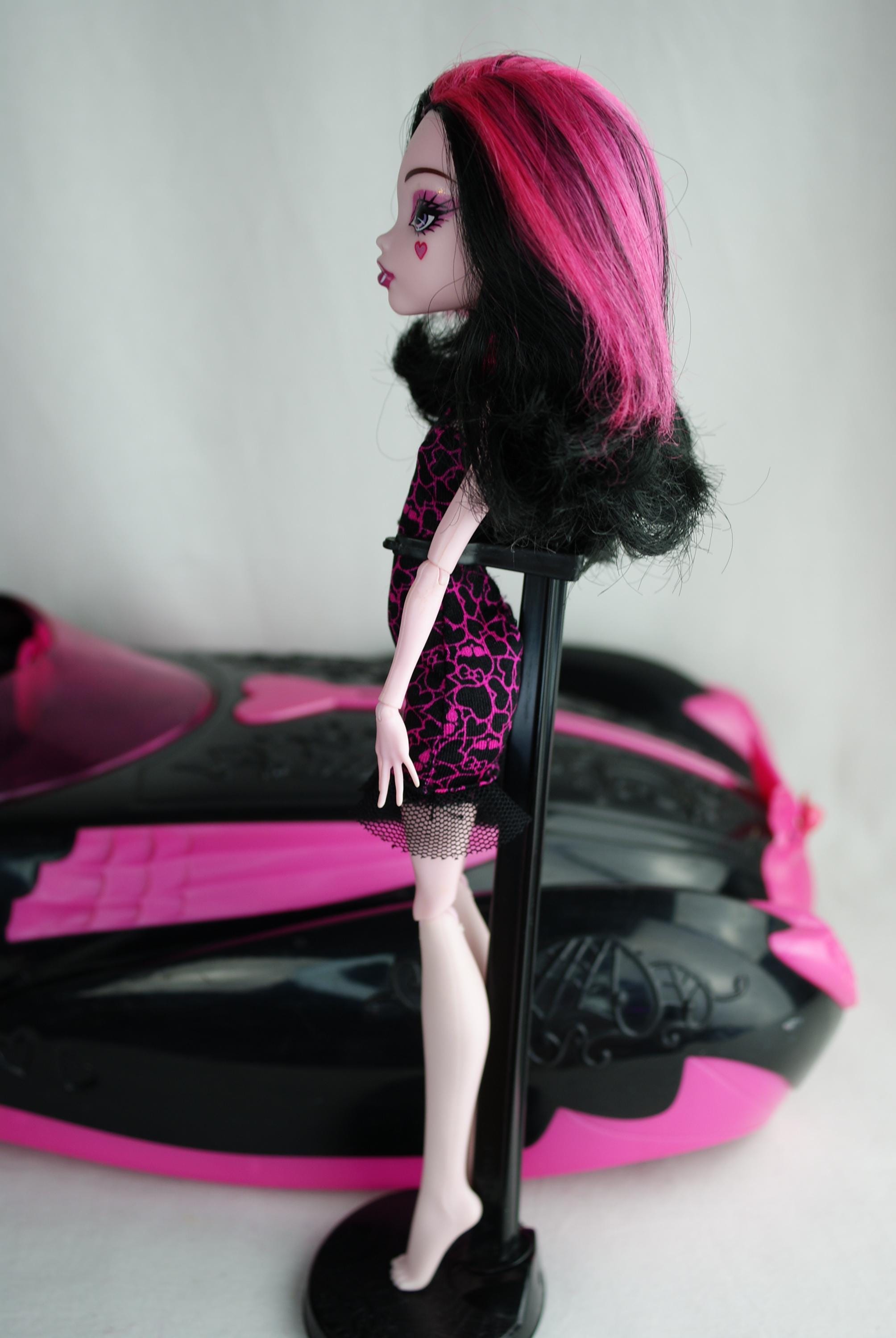 Monster High Sweet 1600 Roadster Car and Draculaura Doll Mattel