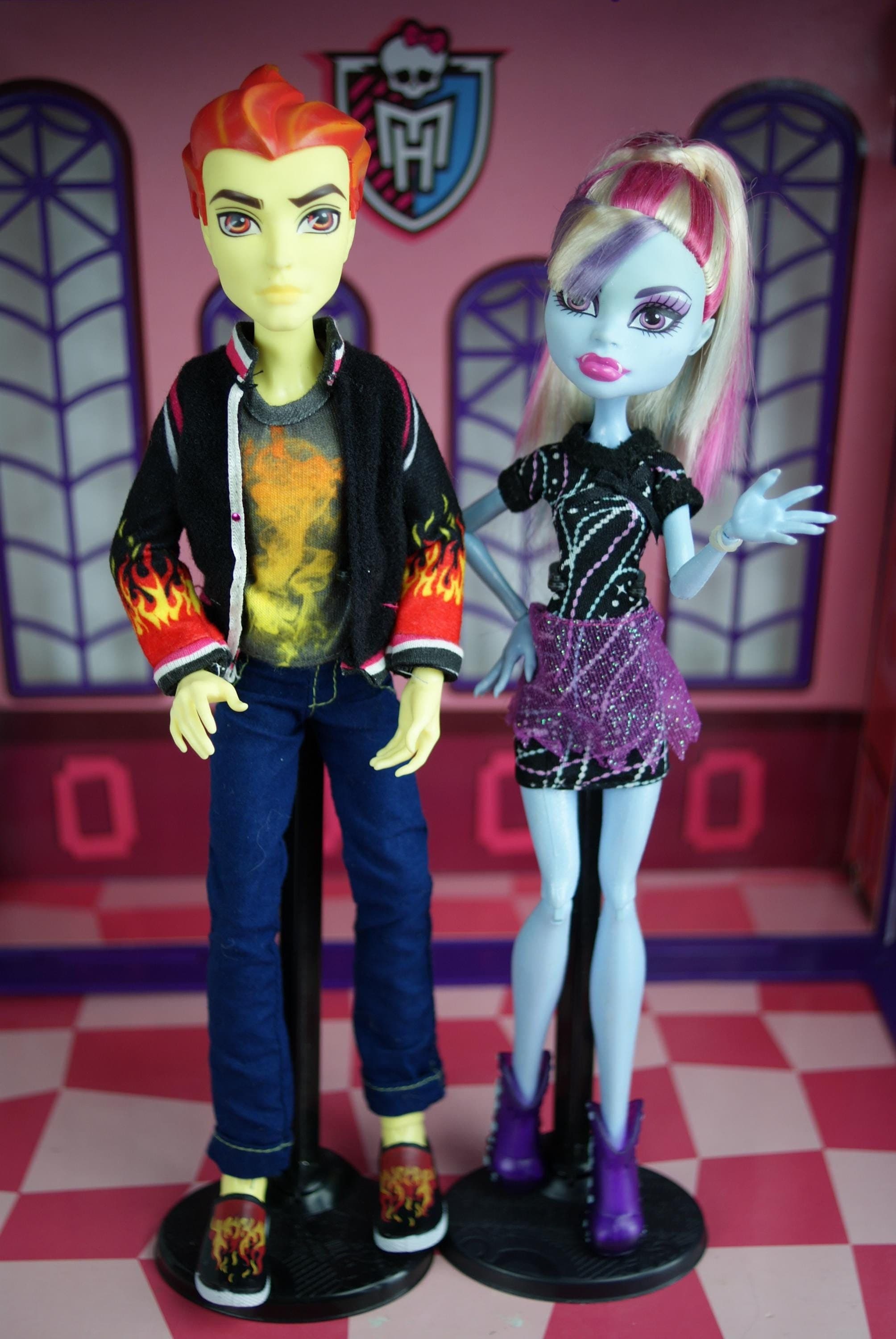 マテル　モンスターハイ　人形　ヒース　バーン Amazon.com: Monster High Scare-adise Island Heath Burns Doll