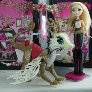 Ever After High Dragon Games Apple White Dragonrider doll and Braebyrn Mattel 2015