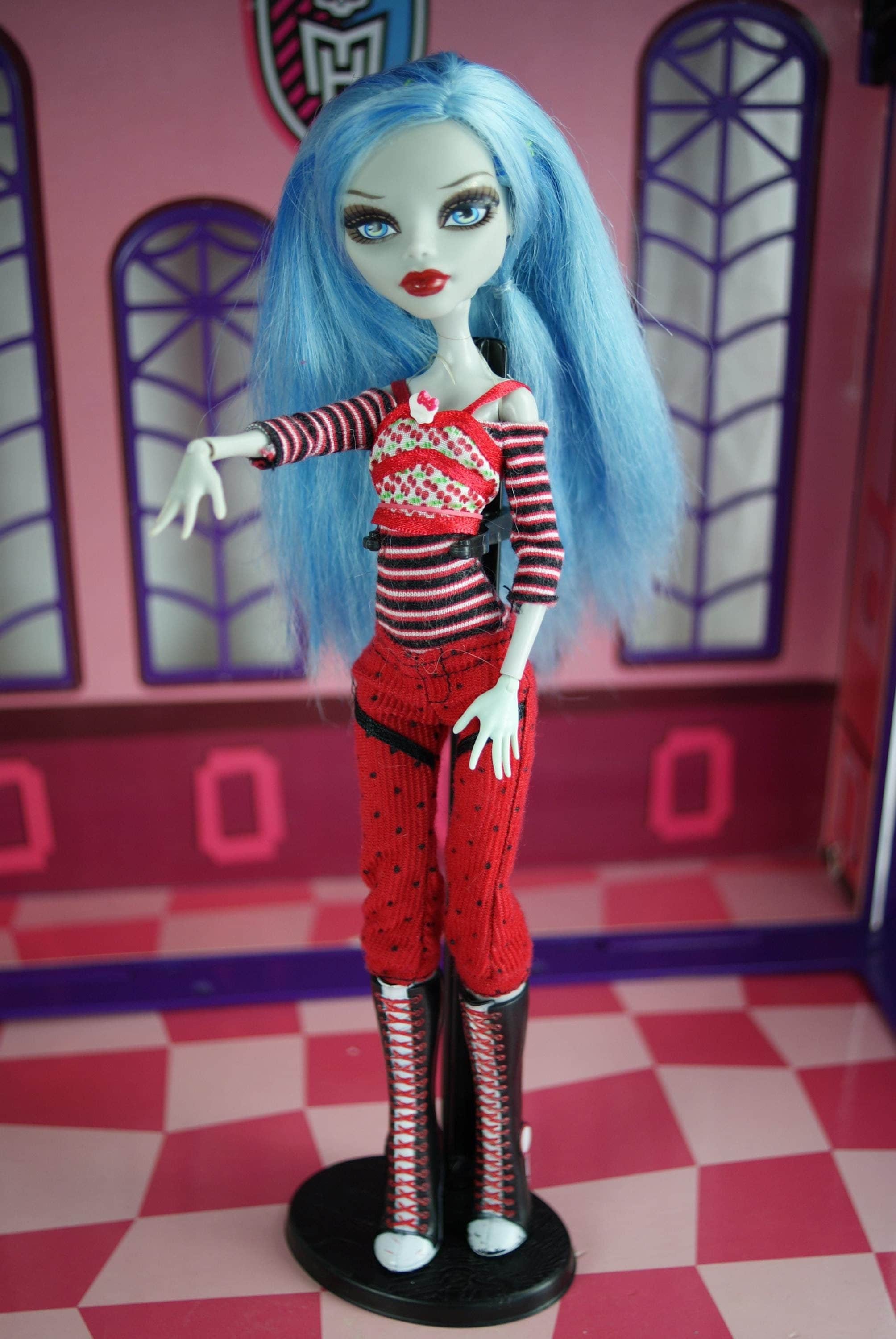 Monster High Signature Series First 1 Wave Ghoulia Yelps Doll  display picture 1