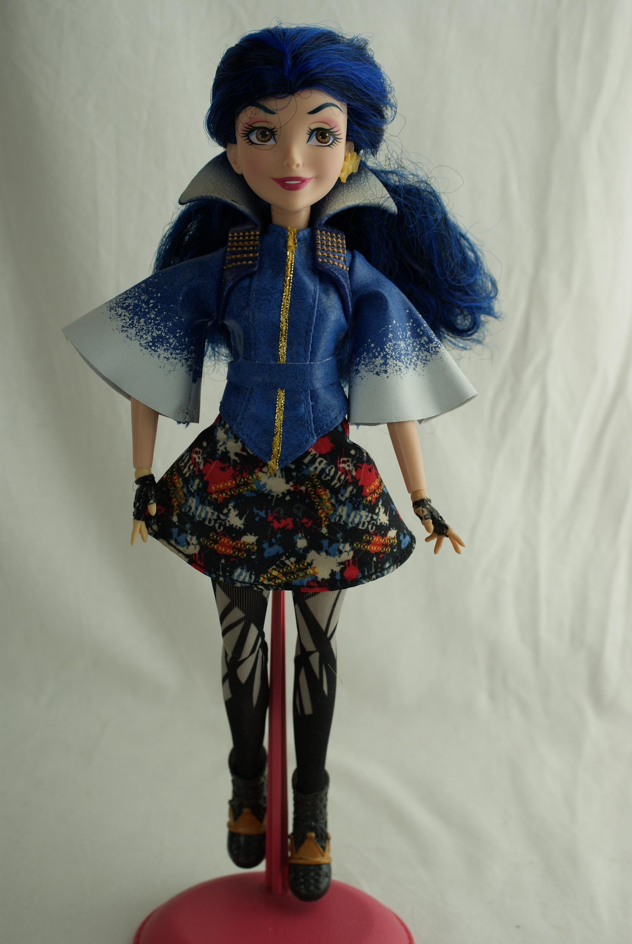 poupée descendants doll evie neon lights ball hasbro disney