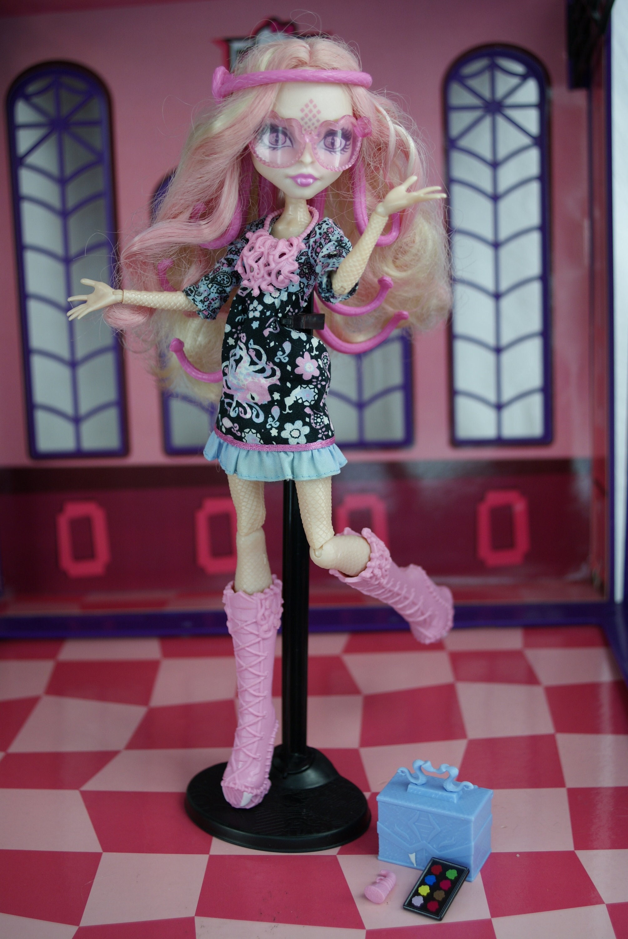 Monster High Doll Viperine Gorgon and Accessories Original Mattel