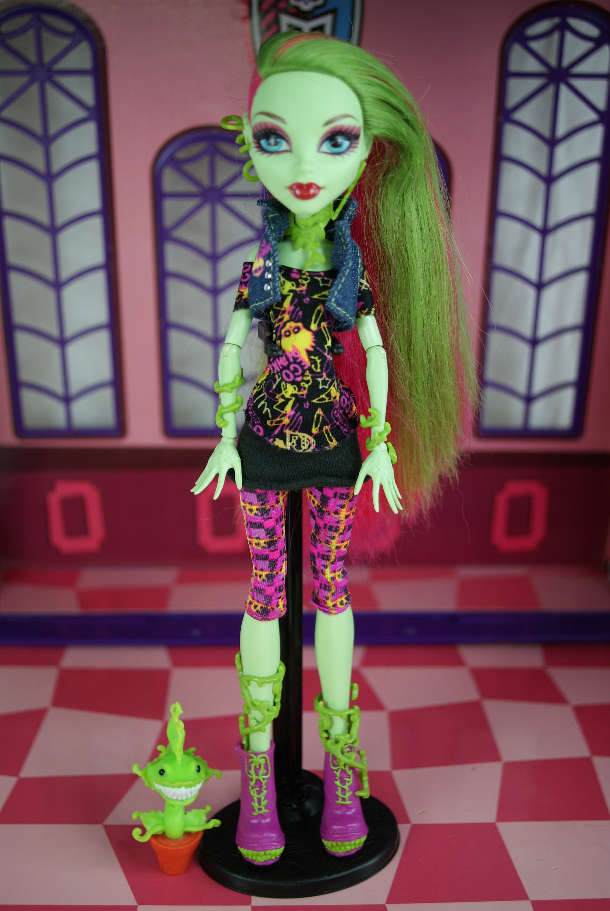Monster High Venus Mcflytrap Doll and Pet Chewlian Basic First