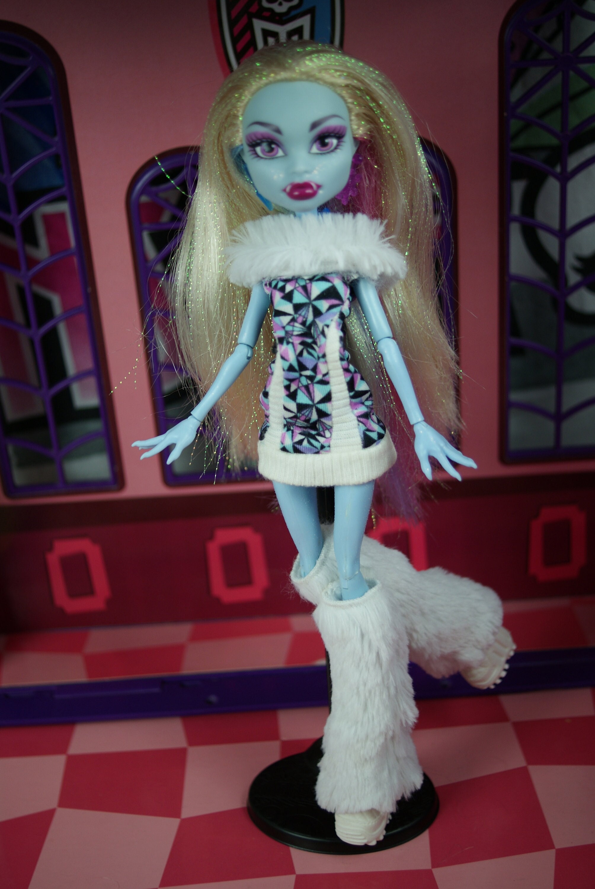 Monster High Abbey Bominable muñeca First Wave elástico negro