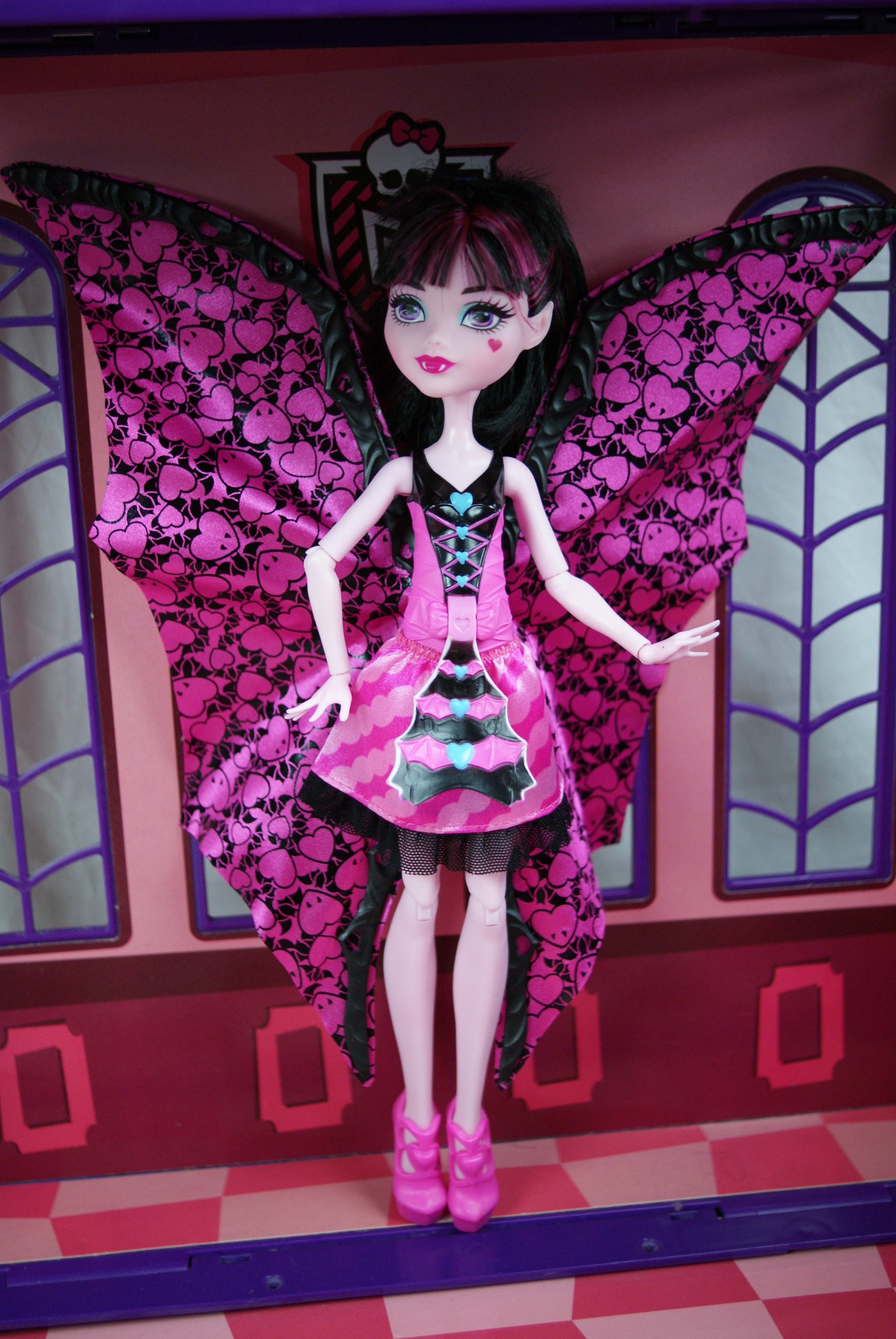 Monster High Ghoul-To-Bat Transformation Draculaura Doll 