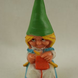 David the Gnome Rien Poortvliet David de Kabouter pvc figure Lisa knitting blue female 80s 4