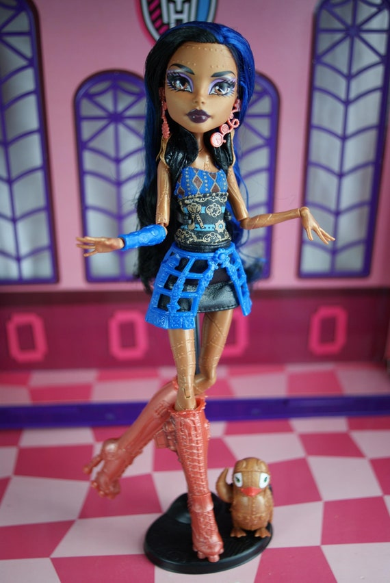 Monster High Signature Series Robecca Steam Doll and Pet Captain