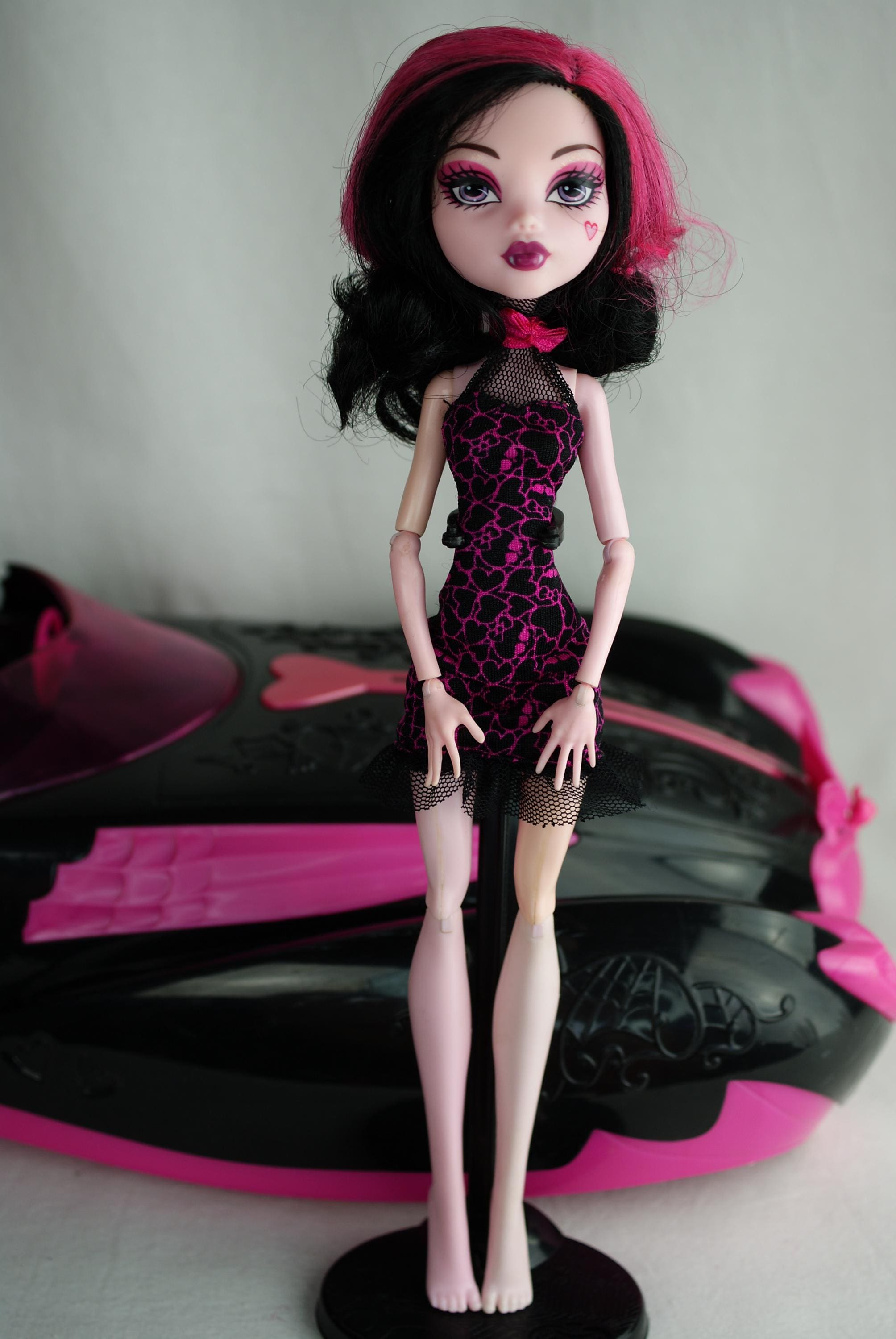 Monster High Sweet 1600 Roadster Car and Draculaura Doll Mattel