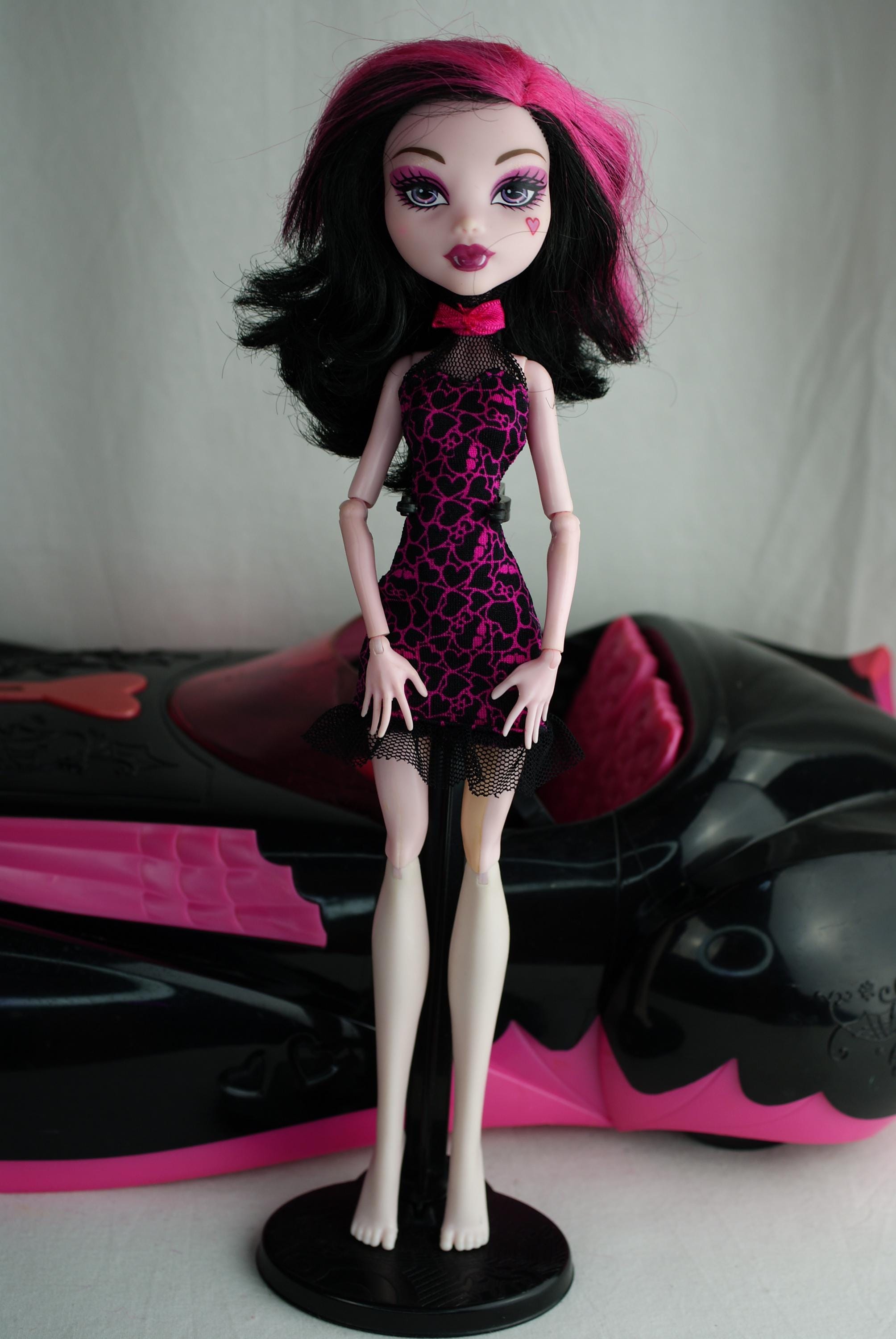 Monster High Sweet 1600 Roadster Car and Draculaura Doll Mattel