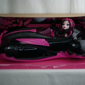 Monster High Draculaura and Roadster Sweet 1600 car Mattel MIB boxed 2012