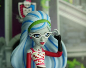 Monster high doll Ghoulia Yelps/ Classroom + Fearleading outfit