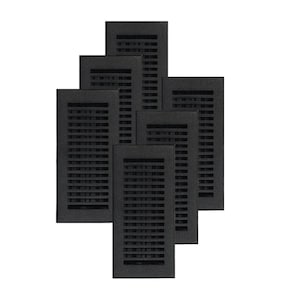 Puede incluir: Un conjunto de seis cubiertas de rejilla de ventilación rectangulares negras. Cada cubierta tiene una serie de ranuras horizontales para el flujo de aire. Las cubiertas están dispuestas en un patrón en capas, ligeramente superpuesto sobre un fondo blanco.