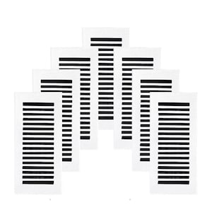 Puede incluir: Seis tarjetas rectangulares blancas con un patrón de rayas horizontales negras. Las tarjetas están dispuestas en un diseño en capas, en forma de abanico, con algunas tarjetas que se superponen parcialmente. Las rayas negras están espaciadas uniformemente.